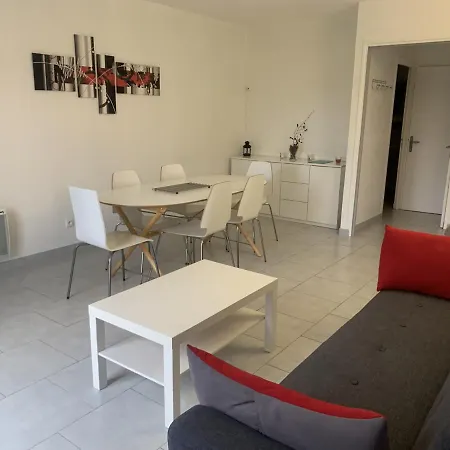Apartamento T3 En Centre-ville De Avec Terrasse, Piscine Et Parking - Fr-1-541-75